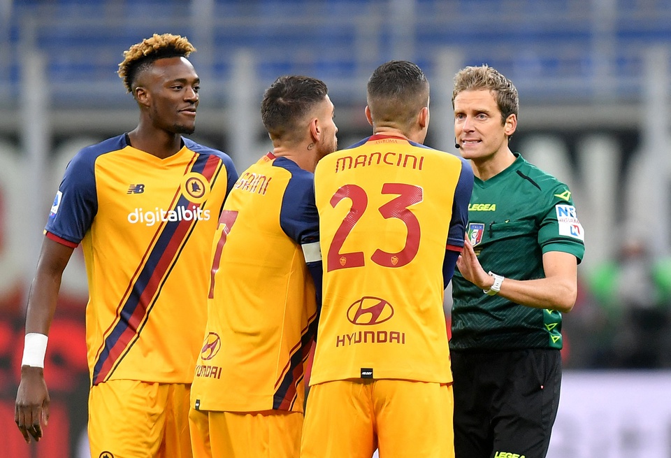 Mourinho chỉ trích trọng tài sau trận thua của Roma.