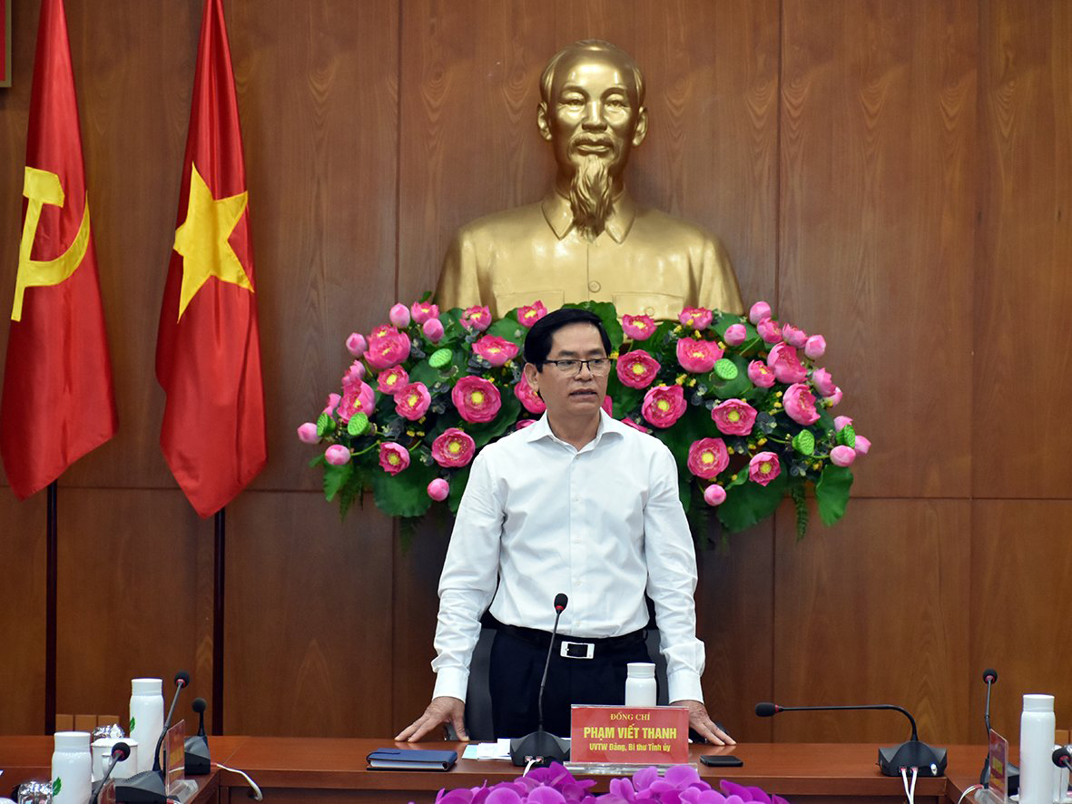Ông Phạm Viết Thanh, Ủy viên Trung ương Đảng, Bí thư Tỉnh ủy, Chủ tịch HĐND tỉnh, Trưởng BCĐ Phòng, chống dịch COVID-19 tỉnh phát biểu chỉ đạo tại cuộc họp.