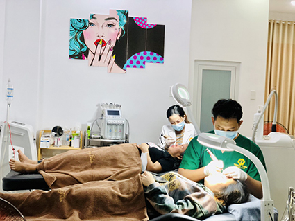 Phun xăm mày, môi cho khách hàng tại Viện thẩm mỹ Trang Trần (số 132, Nguyễn An Ninh, phường 7,  TP. Vũng Tàu).