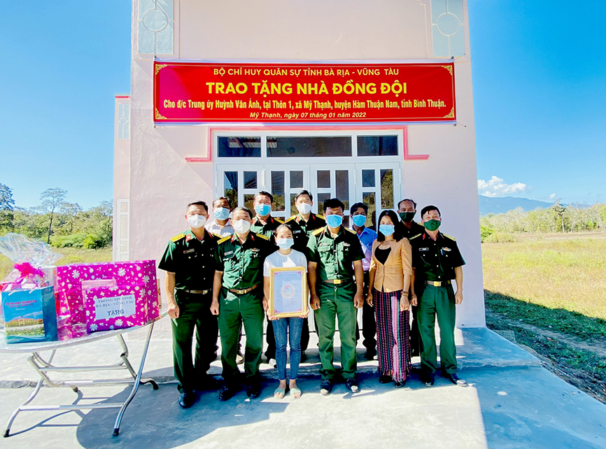 Lễ bàn giao “Nhà đồng đội” cho gia đình Trung úy Huỳnh Văn Ánh.