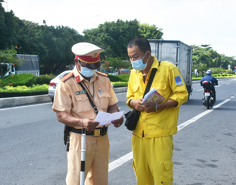 Lực lượng CSGT-Công an TP.Vũng Tàu kiểm tra giấy tờ người điều khiển phương tiện tại đường Võ Nguyên Giáp.