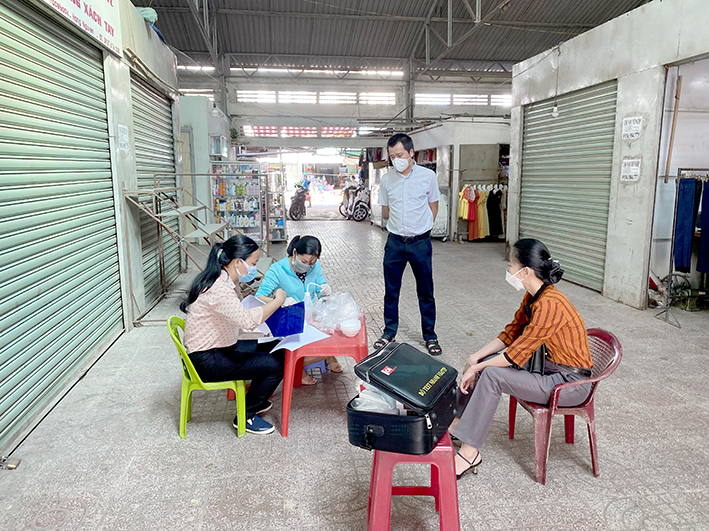 Đoàn kiểm tra liên ngành tỉnh kiểm tra việc thực hiện các quy định về ATTP  tại chợ Châu Pha (TX. Phú Mỹ).