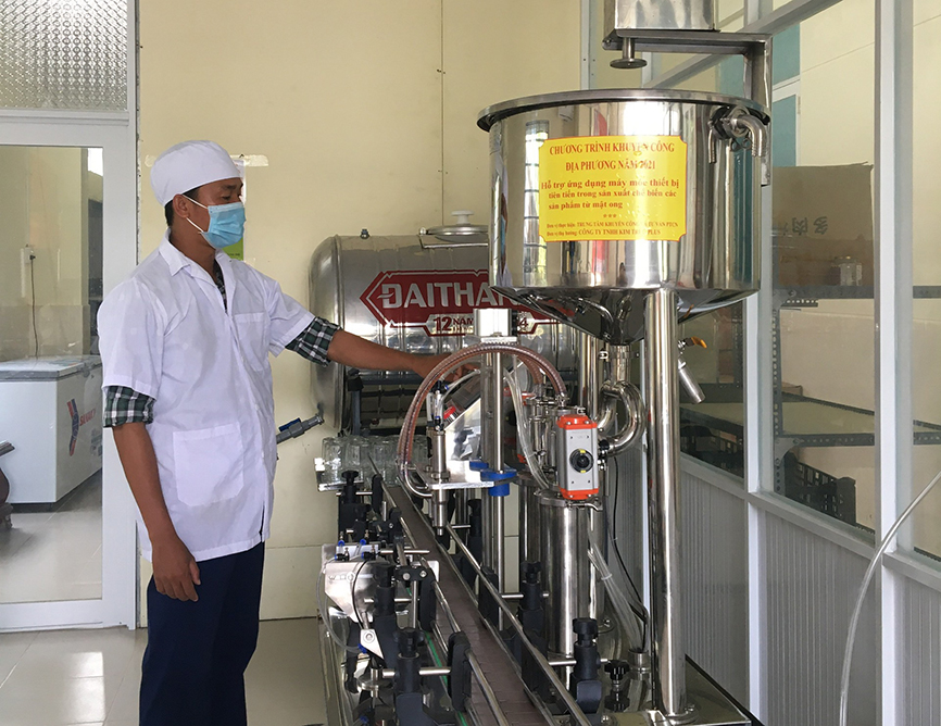 Công nhân vận hành máy chiết rót mật ong tại Công ty TNHH Kim Trúc Plus.