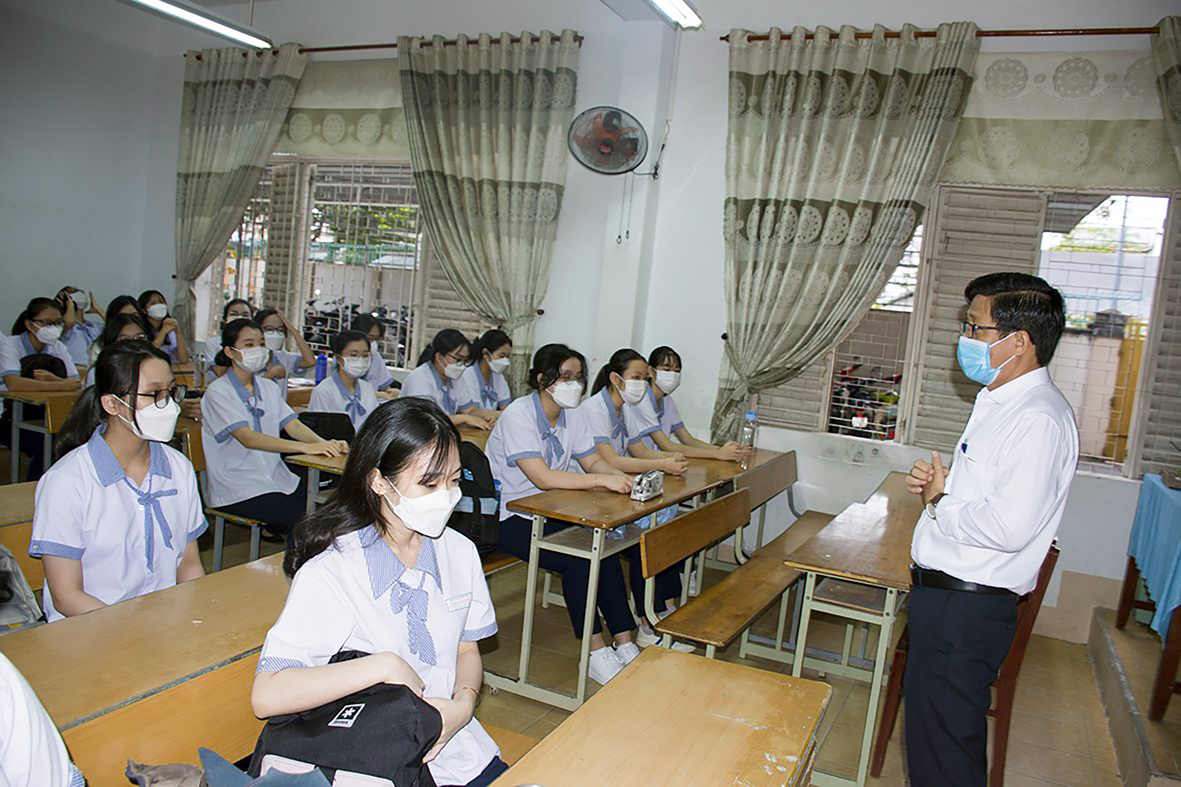 Thầy Lại Định Quốc, Hiệu trưởng Trường THPT Châu Thành, TP. Bà Rịa gặp gỡ, động viên và nhắc nhở các em HS của trường vừa tập trung học tập, vừa chú ý bảo đảm an toàn trong phòng, chống dịch COVID-19.