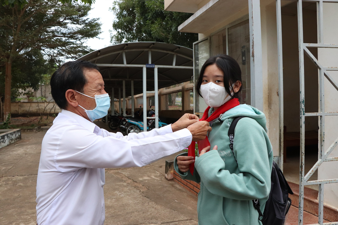 Niềm vui đến trường của các em HS được nhân đôi khi có sự quan tâm của các cấp ủy Đảng, chính quyền địa phương. Trong ảnh: Ông Nguyễn Quốc Toản, Bí thư Đảng ủy xã Suối Rao (huyện Châu Đức) trao tặng  khăn quàng đỏ cho HS Trường THCS Nguyễn Trung Trực trước khi vào lớp học.