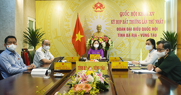 Bà Nguyễn Thị Yến, Phó Bí thư Thường trực Tỉnh ủy, Trưởng Đoàn ĐBQH tỉnh và các đại biểu của Đoàn ĐBQH tỉnh tham dự kỳ họp bất thường lần thứ Nhất, Quốc hội khóa XV tại điểm cầu BR-VT.