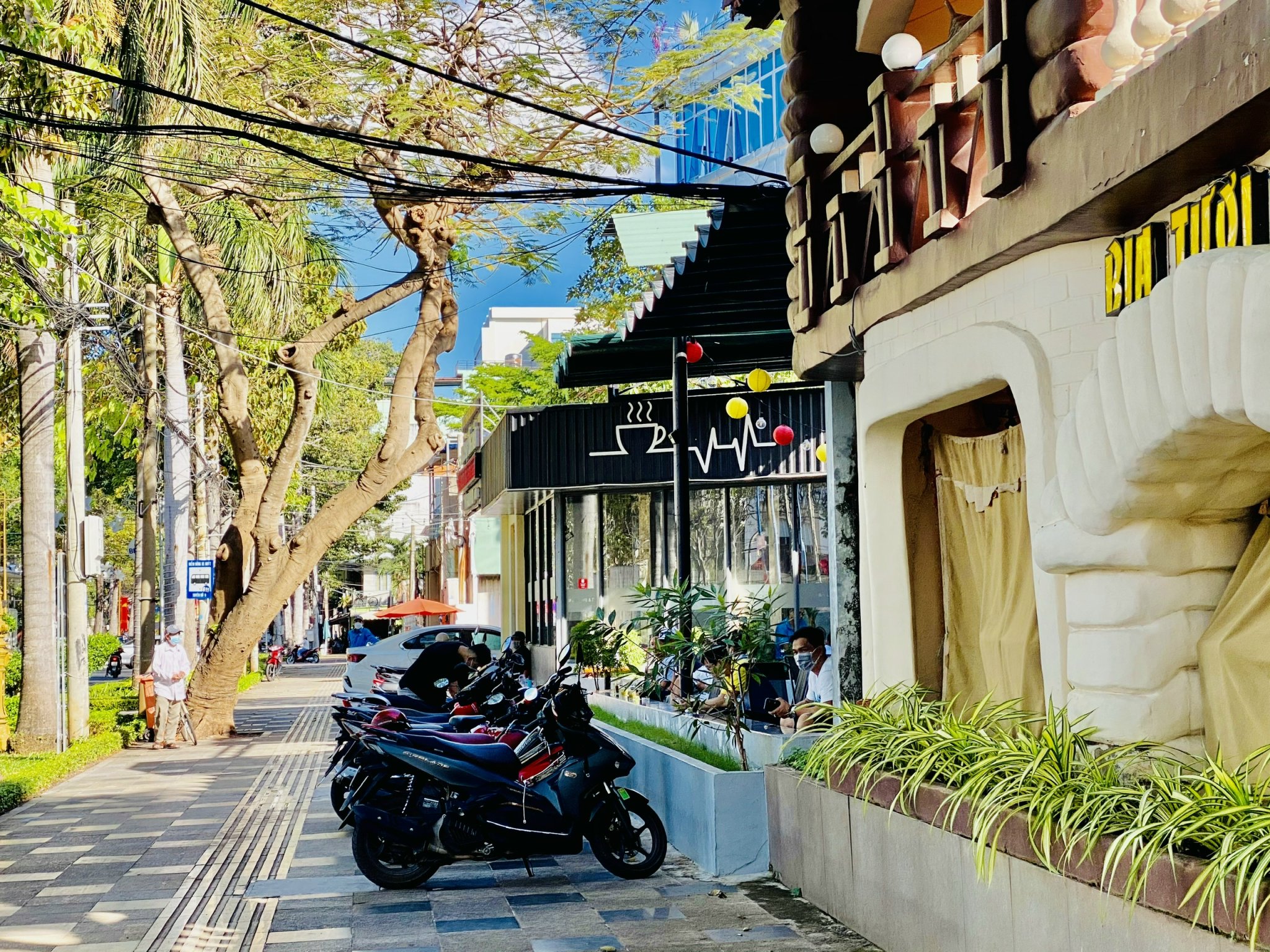 Một quán cà phê trên đường Trần Hưng Đạo sắp xếp xe ngay ngắn trong phần đường đã trả phí sử dụng vỉa hè.