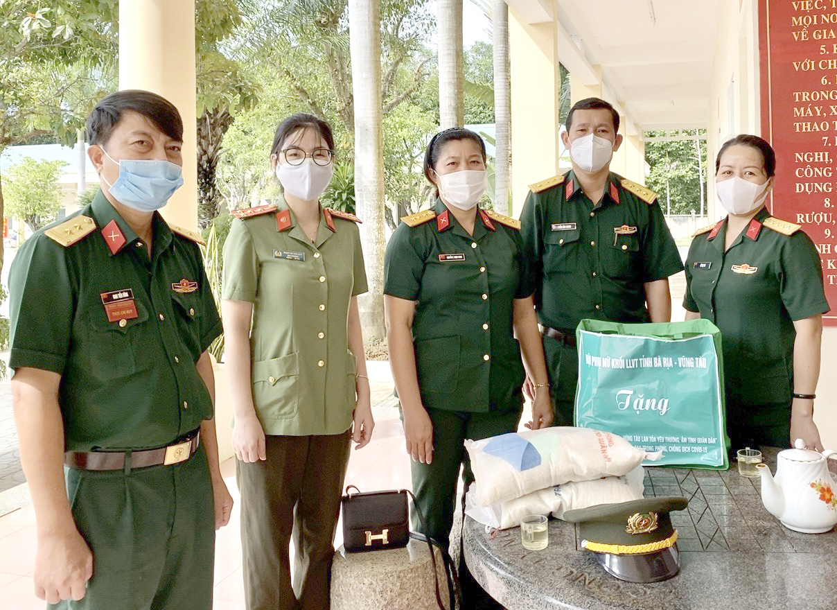 Đại diện Hội Liên hiệp Phụ nữ khối LLVT tỉnh tặng quà cho hội viên có hoàn cảnh khó khăn nhân dịp kỷ niệm 91 năm Ngày thành lập Hội LHPN Việt Nam 20/10 (1930-2021).