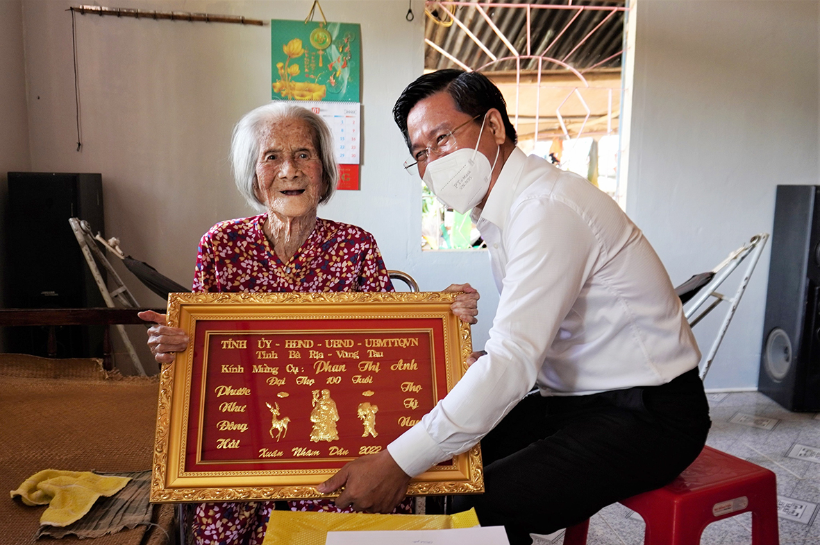 Ông Bùi Chí Thành, Ủy viên Ban Thường vụ Tỉnh ủy, Chủ tịch UBMTTQ Việt Nam tỉnh thăm, chúc thọ và trao quà cụ Phan Thị Anh (thôn Tân Phú, xã Bàu Chinh, huyện Châu Đức). Ảnh: NHUNG HOA
