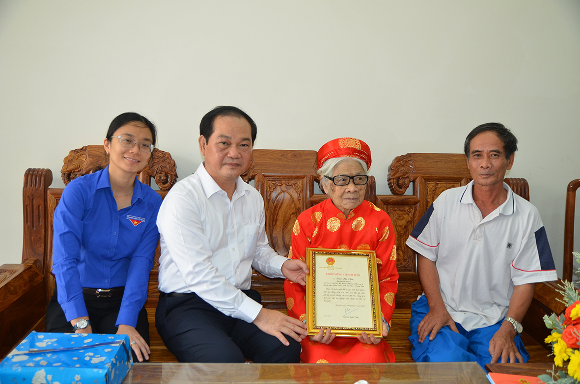 Ông Mai Ngọc Thuận, Ủy viên Ban Thường vụ Tỉnh ủy, Phó Chủ tịch HĐND tỉnh thăm, mừng thọ cụ Trần Thị Vân (72C5, Lê Hồng Phong, TP.Vũng Tàu). Ảnh: MINH THANH
