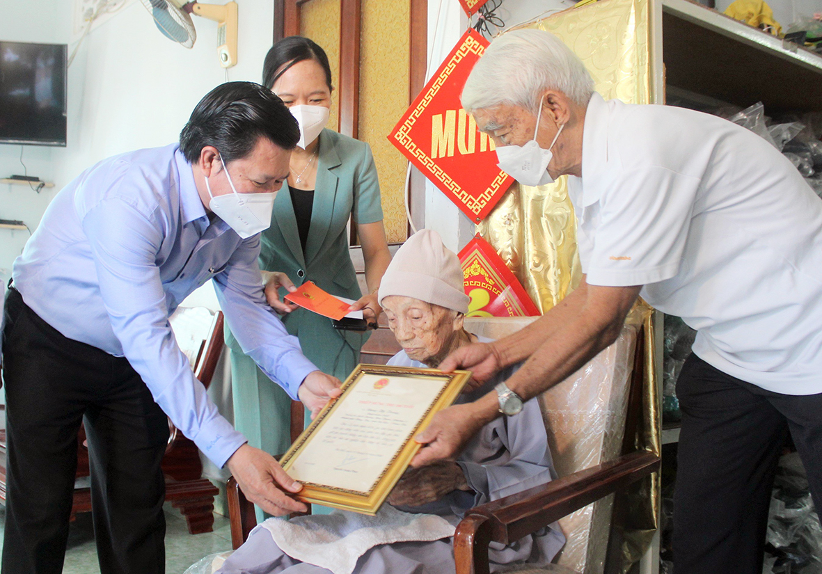 Ông Nguyễn Văn Xinh, Ủy viên Ban Thường vụ Tỉnh ủy, Trưởng Ban Tuyên giáo Tỉnh ủy thăm, chúc thọ và trao quà cụ Đặng Thị Trong (phường 2, TP. Vũng Tàu). Ảnh: KHÁNH CHI
