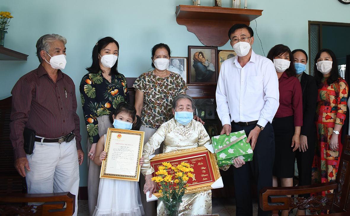 Ông Huỳnh Văn Danh, Ủy viên Ban Thường vụ Tỉnh ủy, Trưởng Ban Dân vận Tỉnh ủy thăm, chúc thọ và trao quà cụ Đinh Thị Mến, khu phố Phước Sơn, phường Phước Hoà, TX.Phú Mỹ. Ảnh: HUYỀN TRANG