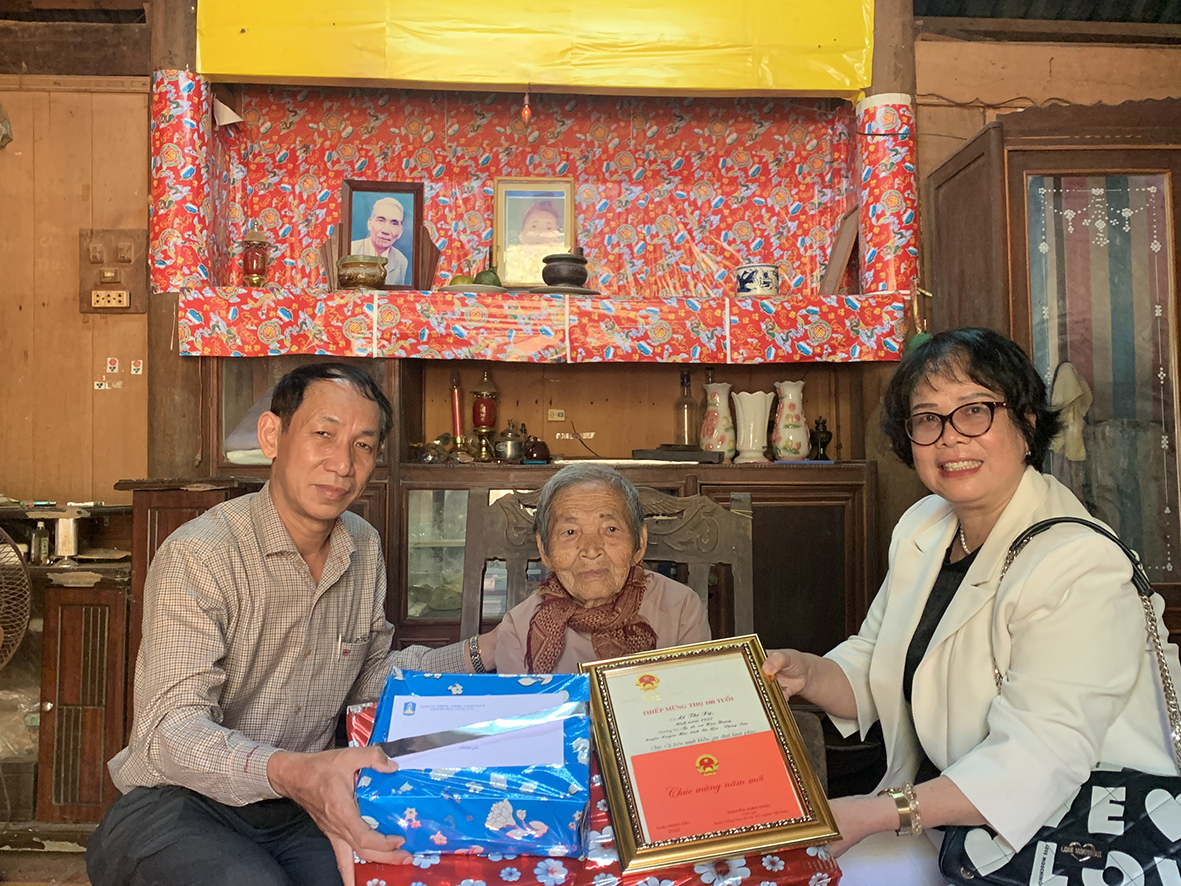 Ông Bùi Văn Thảo, Ủy viên Ban Thường vụ Tỉnh ủy, Giám đốc Công an tỉnh và bà Nguyễn Vân Anh thăm, chúc thọ và trao quà cụ Lê Thị Xỳ (xã Hoà Hưng, huyện Xuyên Mộc). Ảnh: THANH NGA