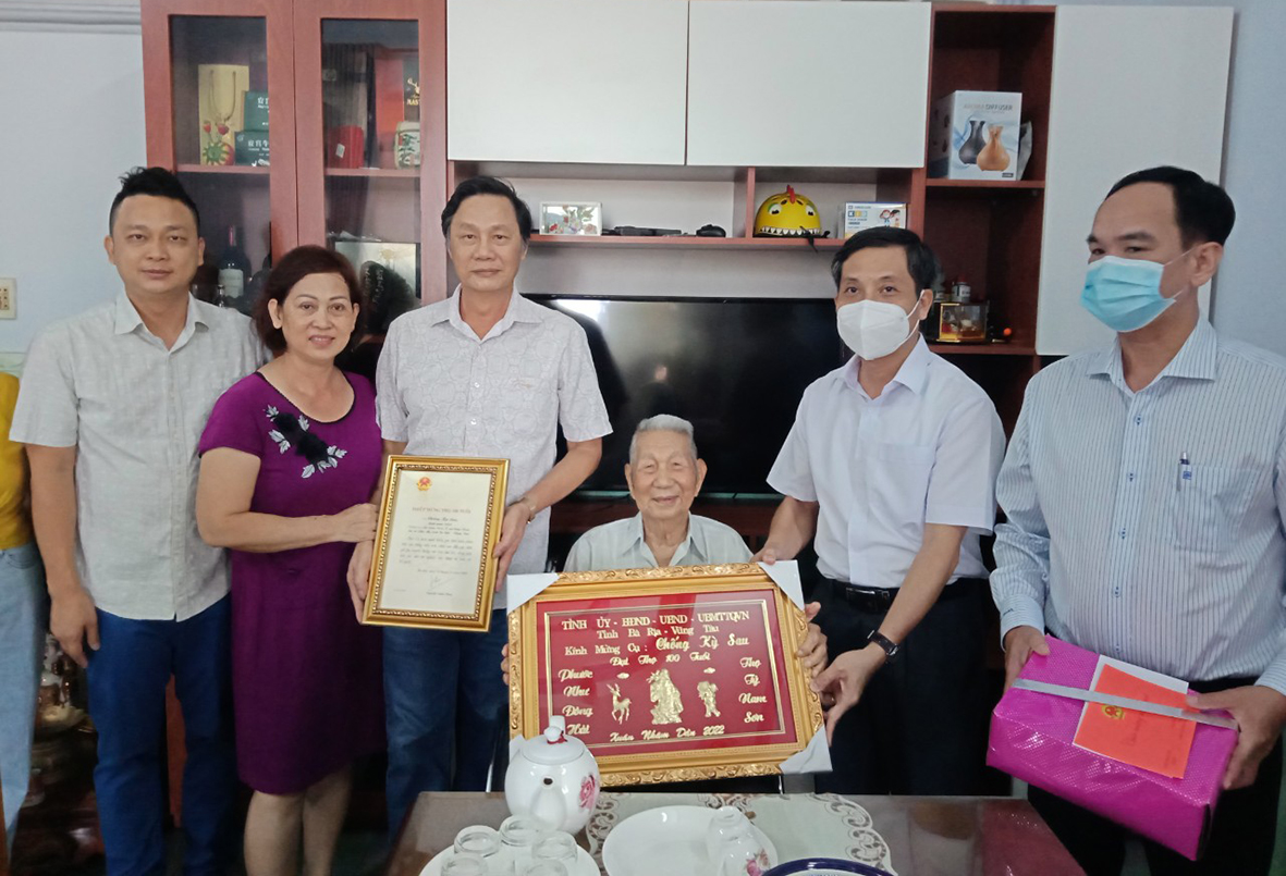 Ông Nguyễn Kế Toại, Phó Chủ tịch UBMTTQ Việt Nam tỉnh (thứ 2, tính từ bìa phải) thăm, tặng quà cụ Chống Kỳ Sau, ấp Sông Xoài 1, xã Sông Xoài, TX. Phú Mỹ. Ảnh: VĂN ANH