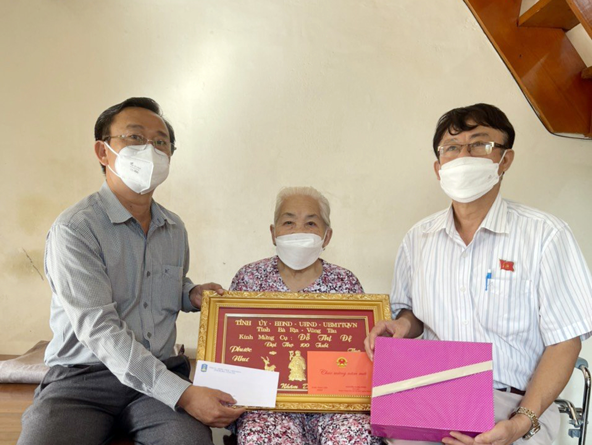 Ông Lê Hồng Ngọc, Phó Chủ tịch UBMTTQVN tỉnh thăm, mừng thọ cụ Đỗ Thị Đệ (17/24/5/2, Ngô Đức Kế, TP.Vũng Tàu). Ảnh: MINH THANH