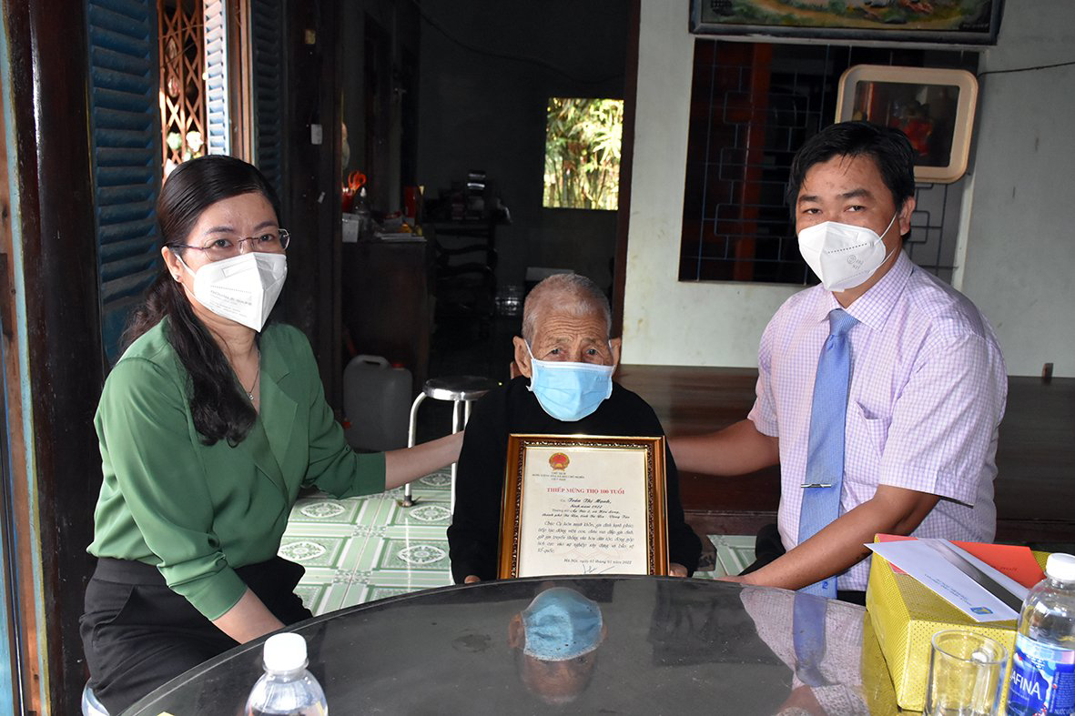 Ông Lê Văn Minh, Phó Trưởng Ban Tuyên giáo Tỉnh ủy làm Trưởng Đoàn thăm, tặng quà cho cụ bà Trần Thị Mạnh, ấp Bắc 2, xã Hòa Long, TP. Bà Rịa. Ảnh: QUANH VINH