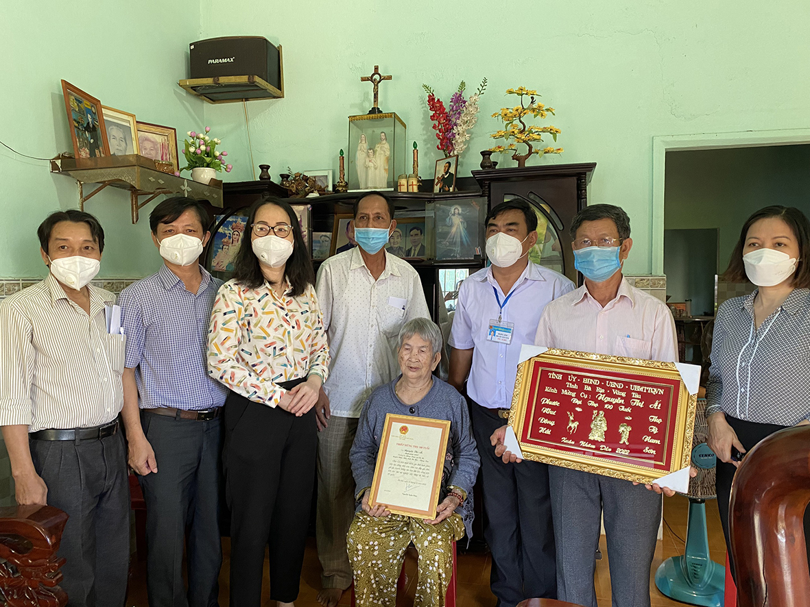 Bà Trần Thị Ngọc Châu, Giám đốc Sở GD-ĐT tỉnh thăm, chúc thọ cụ Nguyễn Thị Ất (ấp Đồng Tâm, xã Cù Bị, huyện Châu Đức). Ảnh: NHUNG HOA