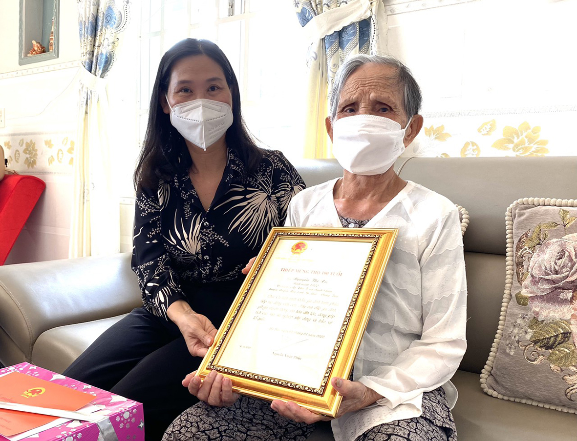 Bà Lê Thị Kim Thu, Chủ tịch Hội LHPN tỉnh tặng quà cho bà Nguyễn Thị Xí (ấp Khu 1, xã Bình Châu, huyện Xuyên Mộc). Ảnh: MINH NHÂN