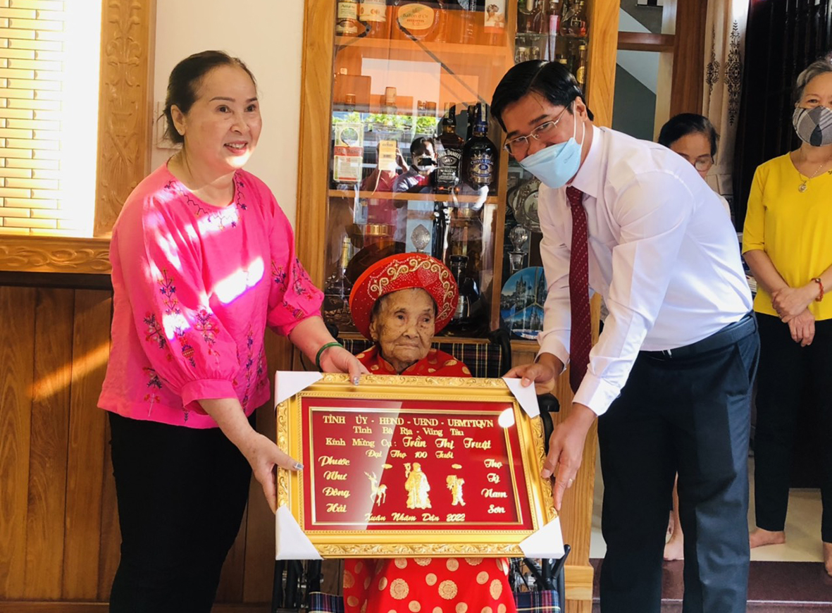 Ông Bùi Chí Tình, Phó trưởng Ban VH-XH, HĐND tỉnh ặng quà cụ bà Trần Thị Truất, ấp Phước Hiệp, xã Phước Hưng, huyện Long Điền. Ảnh: KIM HỒNG