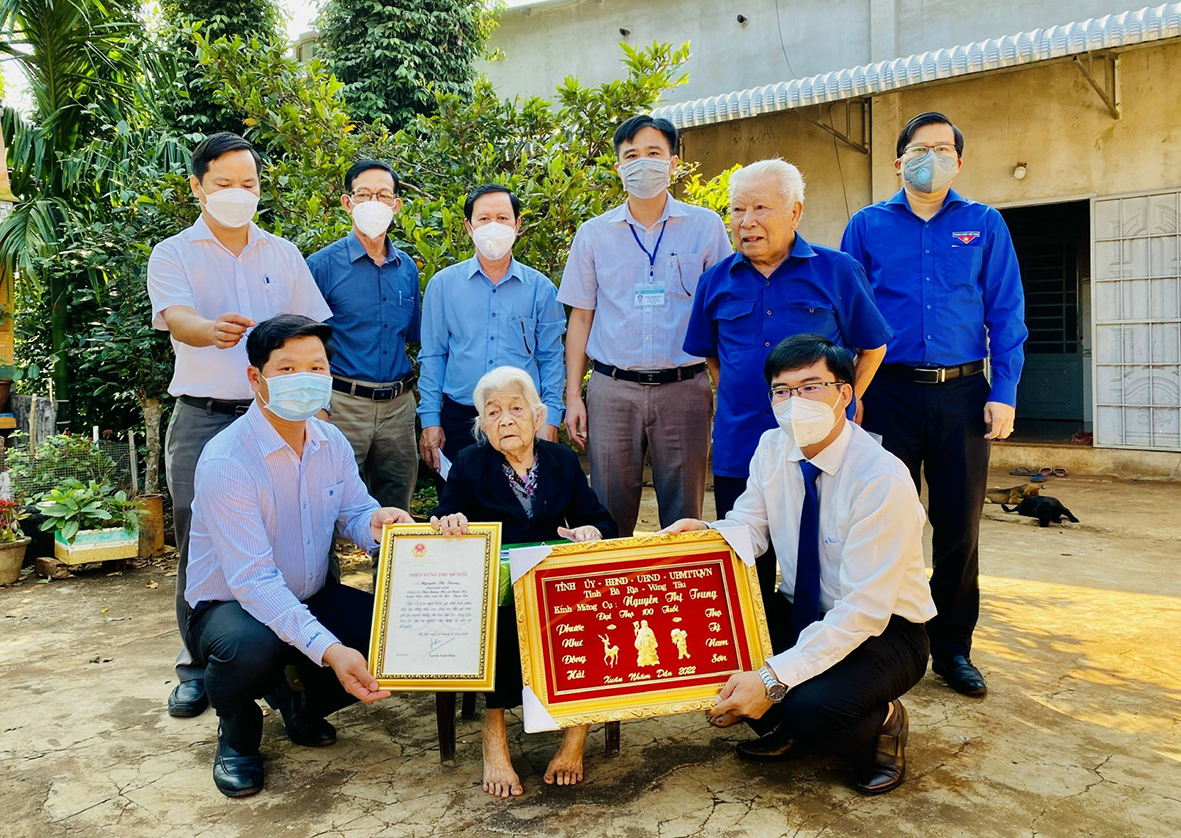 Ông Nguyễn Văn Tuân, Phó Ban Văn hoá - Xã hội HĐND tỉnh và ông Lê Thanh Liêm, Phó Chủ tịch UBND huyện Châu Đức trao quà Tết cho cụ Nguyễn Thị Trung (xã Xuân Sơn, huyện Châu Đức). Ảnh: MINH TÂM
