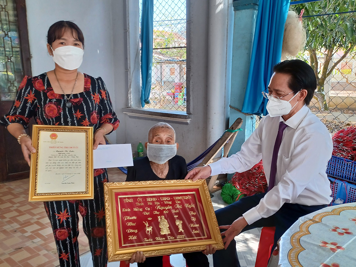 Ông Huỳnh Đức Dũng, Phó Giám đốc Sở VH-TT thăm, tặng quà cho cụ Nguyễn Thị Nghị, ấp An Hải, xã Lộc An, huyện Đất Đỏ. Ảnh: VÂN ANH