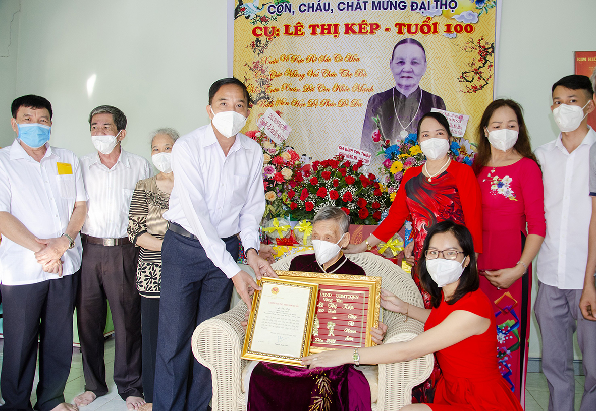 Đại diện Sở LĐTBXH, các ban, ngành của tỉnh và TP.Vũng Tàu trao quà chúc thọ 100 tuổi cho cụ Lê Thị Kép, ngụ tại phường 10.