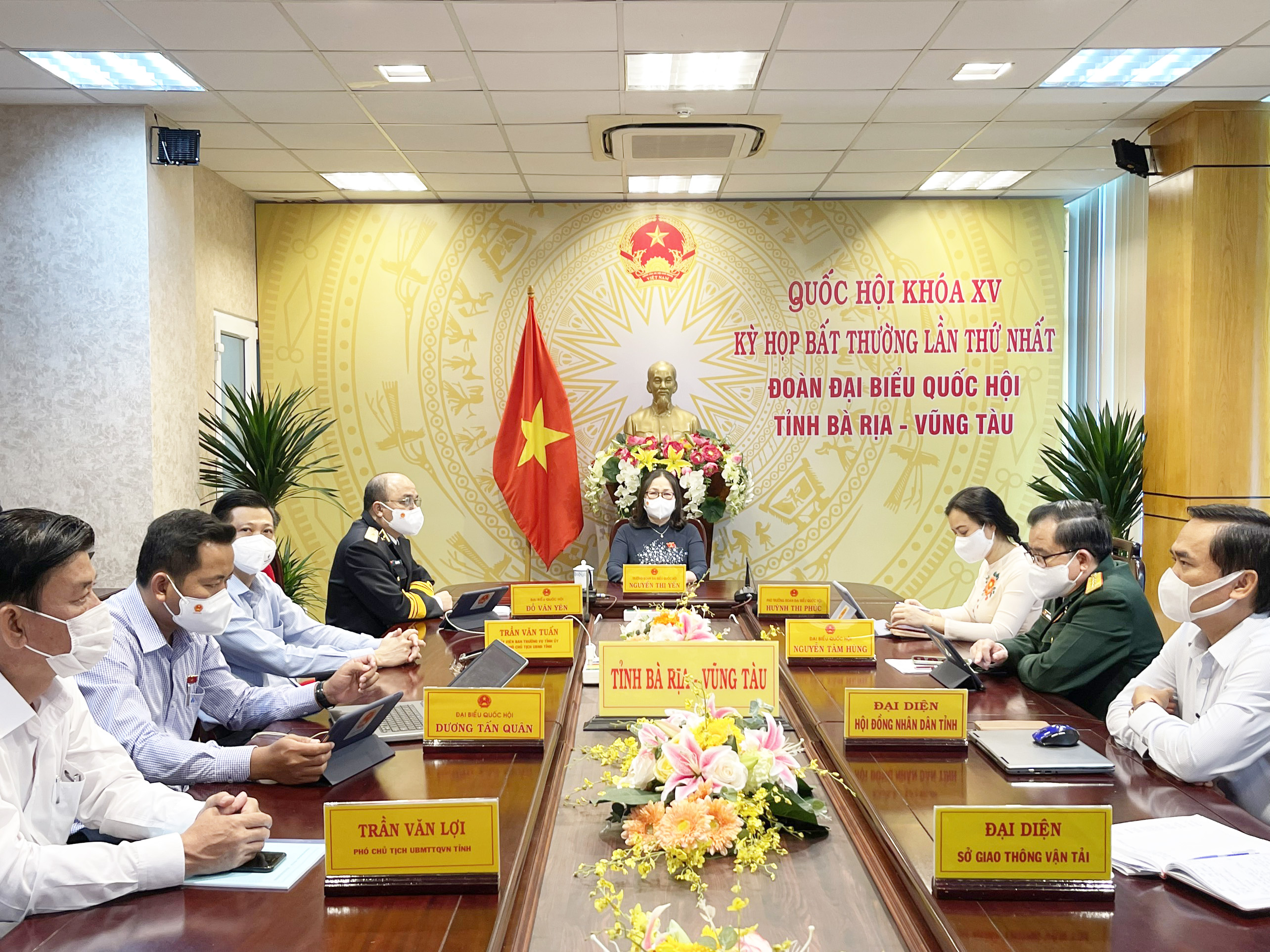 Bà Nguyễn Thị Yến, Phó Bí thư Thường trực Tỉnh ủy, Trưởng Đoàn ĐBQH tỉnh và các đại biểu của Đoàn ĐBQH tỉnh tham dự bế mạc kỳ họp bất thường lần thứ Nhất, Quốc hội khóa XV tại điểm cầu BR-VT.
