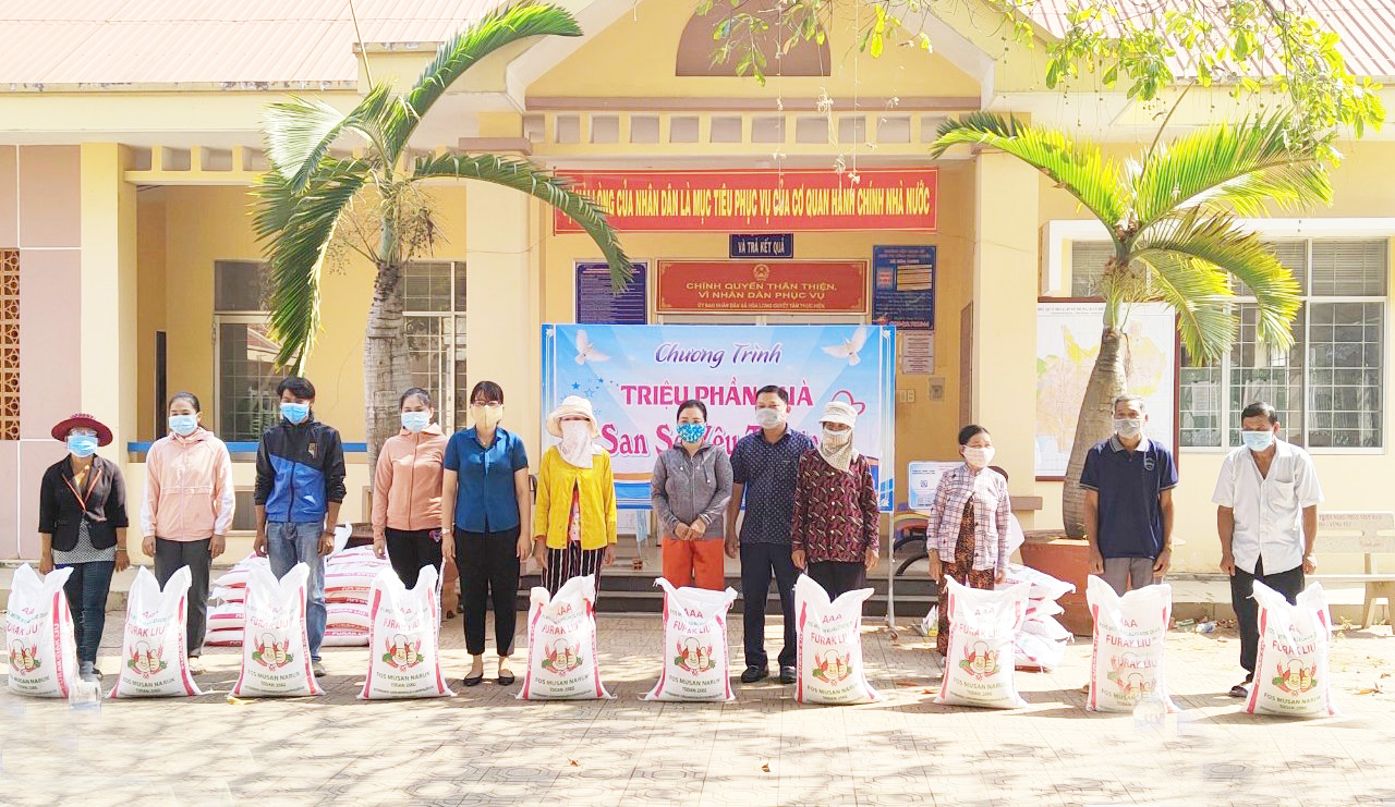 Dịp Tết Nguyên đán 2022, MTTQ các cấp tổ chức thăm, tặng quà hộ nghèo, hộ khó khăn do ảnh hưởng COVID-19 trên địa bàn tỉnh. Trong ảnh: UBMTTQVN TP.Bà Rịa tặng gạo đến người nghèo xã Hòa Long trong chương trình “Triệu phần quà san sẻ yêu thương”.