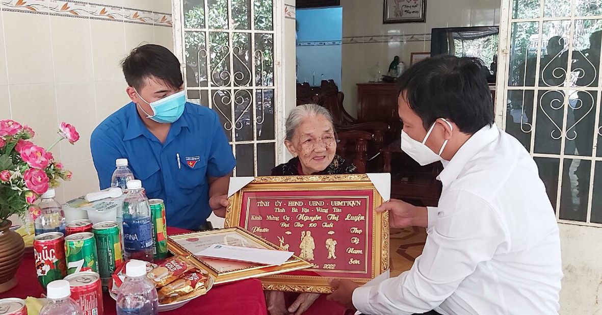 Ông Dương Văn Hạnh, Phó Ban Dân tộc tỉnh thăm, tặng quà và chúc thọ cụ Nguyễn Thị Luyện (ấp Thanh An, xã Láng Dài, huyện Đất Đỏ).