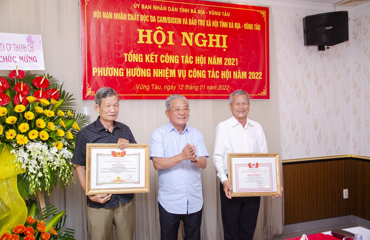 Ông Nguyễn Văn Nhân, Chủ tịch Hội NNCĐDC/Dioxin và BTXH tỉnh trao Bằng khen của Hội NNCĐDC/Dioxin Việt Nam cho các tập thể, cá nhân điển hình tiên tiến trong phong trào thi đua “Vì nạn nhân CĐDC”, giai đoạn 2016-2021.