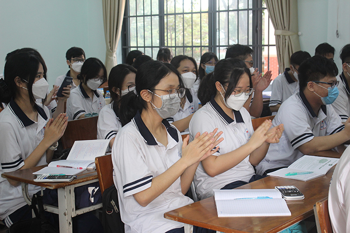 Tết Nguyên đán Nhân Dần 2022, HS trên địa bàn tỉnh được nghỉ 14 ngày.  Trong ảnh: HS lớp 12 Trường THPT Vũng Tàu vui vẻ đi học trực tiếp trở lại.