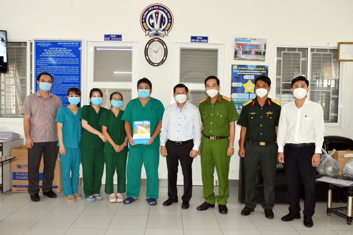 Ông Nguyễn Văn Xinh, Ủy viên Ban Thường vụ Tỉnh ủy, Trưởng Ban Tuyên giáo Tỉnh ủy (thứ tư tư phải qua) tặng quà và chúc Tết các y, bác sĩ tại cơ sở điều trị COVID-19 Trường TH Cao Văn Ngọc (huyện Long Điền).