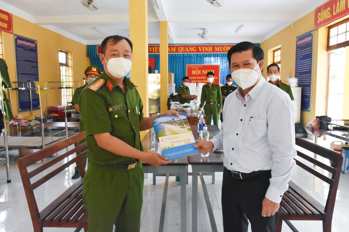 Ông Nguyễn Văn Xinh, Ủy viên Ban Thường vụ Tỉnh ủy, Trưởng Ban Tuyên giáo Tỉnh ủy tặng quà và chúc Tết đại diện cơ sở điều trị COVID-19 tại Trại tạm giam tỉnh (huyện Long Điền).