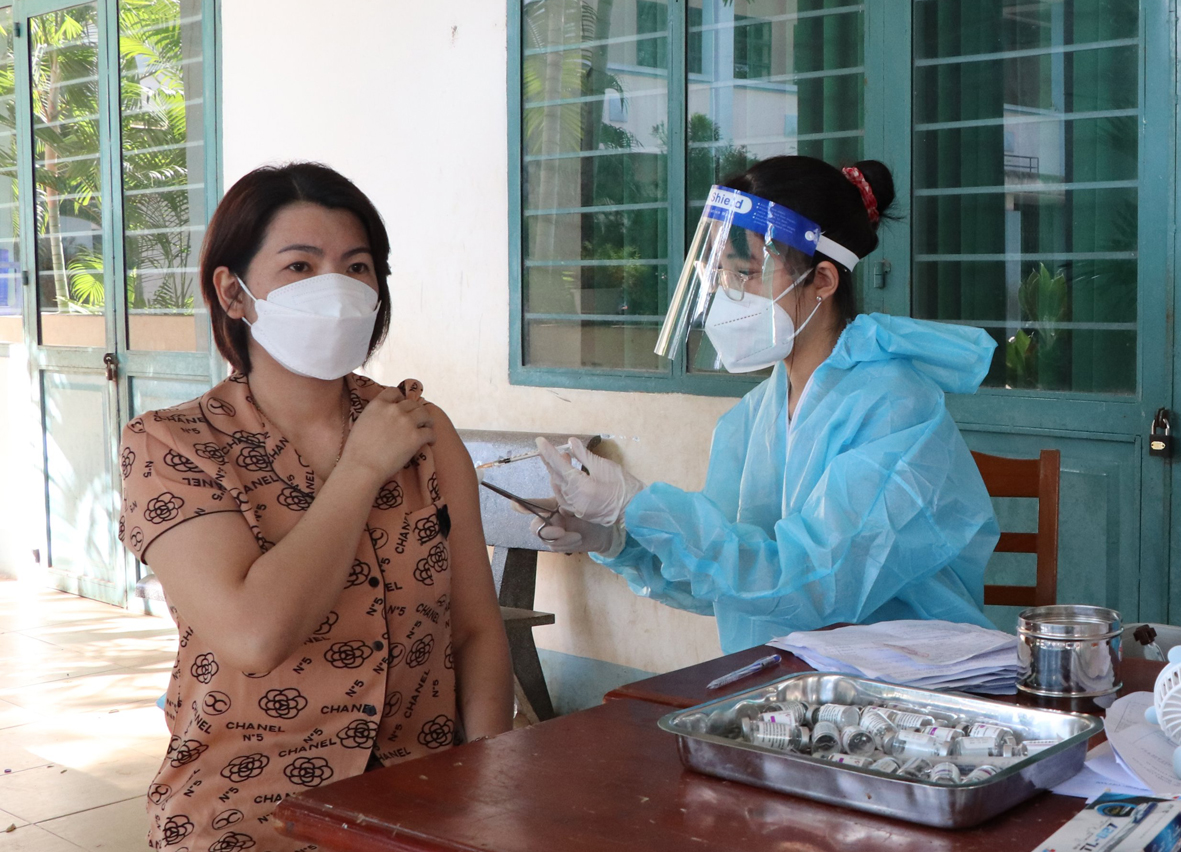 Nhân viên y tế tiêm vắc xin AstraZeneca phòng COVID-19 mũi 3  cho người dân TT. Ngãi Giao (huyện Châu Đức).