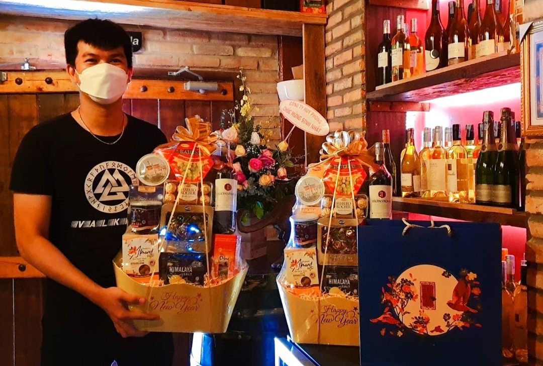 Khách tới đặt giỏ quà tết rượu vang tại Nhà hàng rượu vang D’Lisa & Lida.