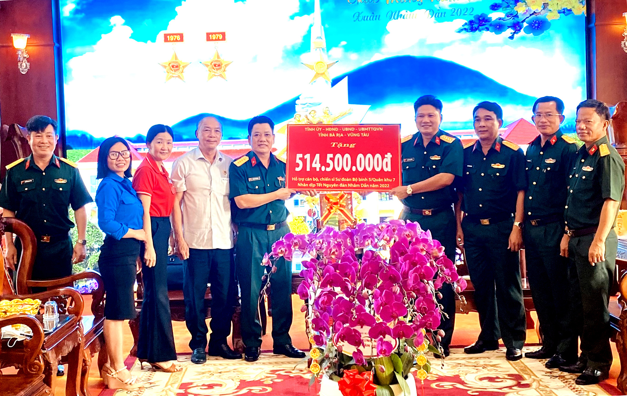 Đại diện Bộ CHQS tỉnh đã trao 514,5 triệu đồng của Tỉnh ủy, HĐND, UBND, UBMTTQVN tỉnh hỗ trợ cán bộ, chiến sĩ Sư đoàn bộ binh 5 nhân dịp Tết Nguyên đán Nhâm Dần 2022.