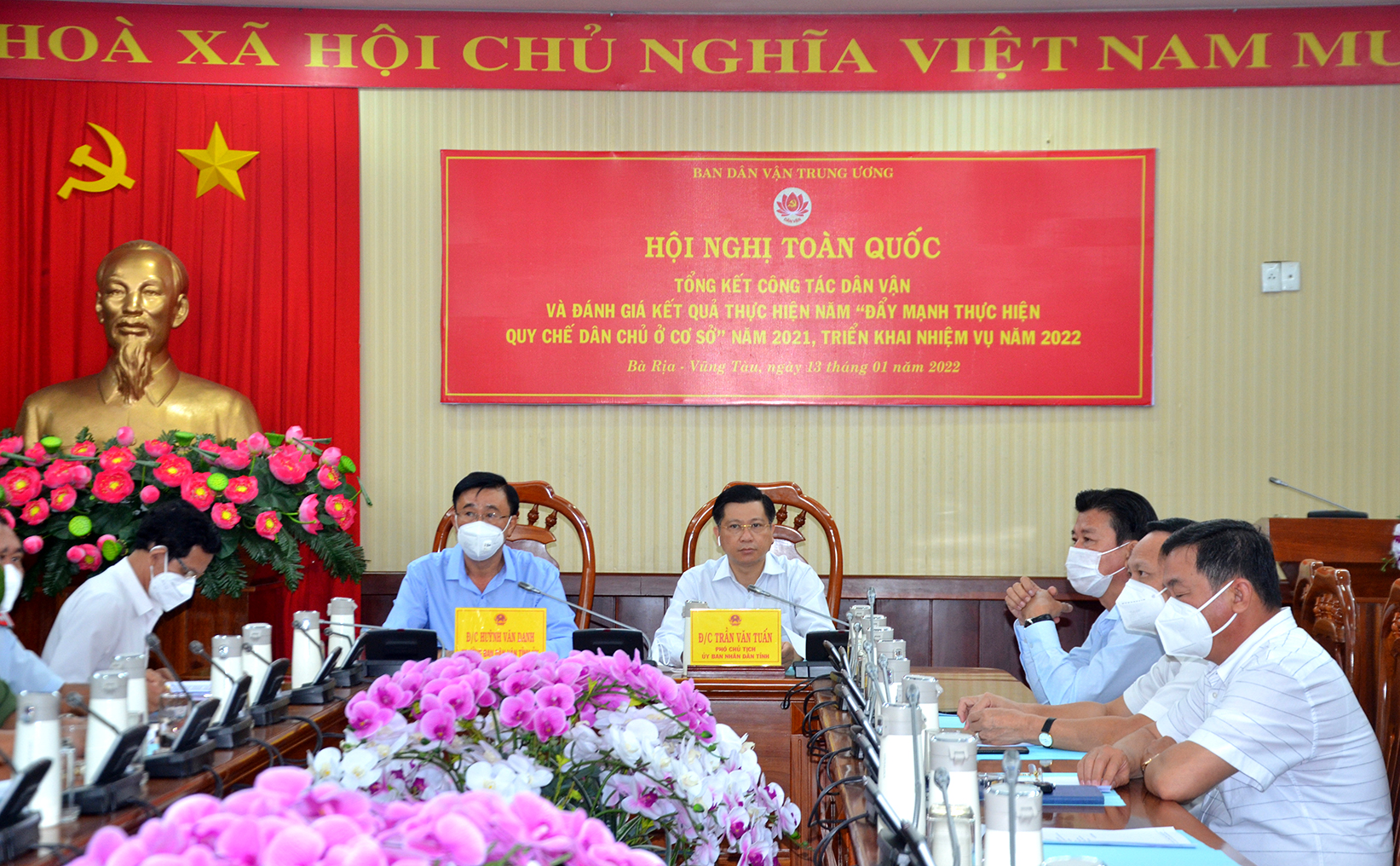Ông Huỳnh Văn Danh, Ủy viên Ban Thường vụ, Trưởng Ban Dân vận Tỉnh ủy;  ông Trần Văn Tuấn, Phó Chủ tịch UBND tỉnh cùng các đại biểu tham dự hội nghị  tại điểm cầu BR-VT.