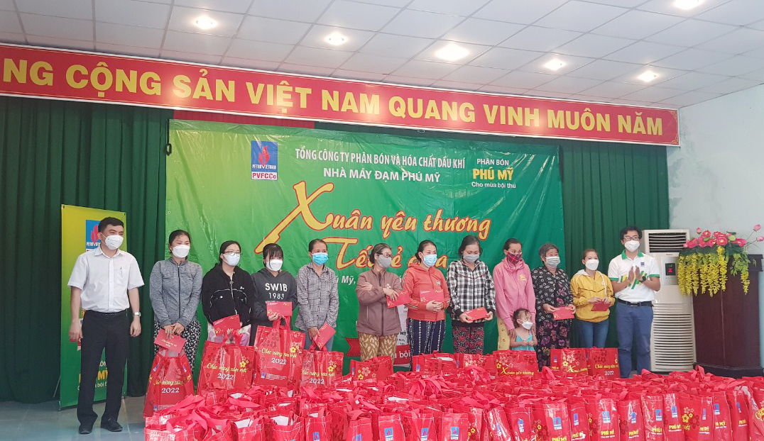 Những phần quà thiết thực được MTTQ thị xã trao đến người nghèo TX.Phú Mỹ trong chương trình Xuân yêu thương-Tết sẻ chia.