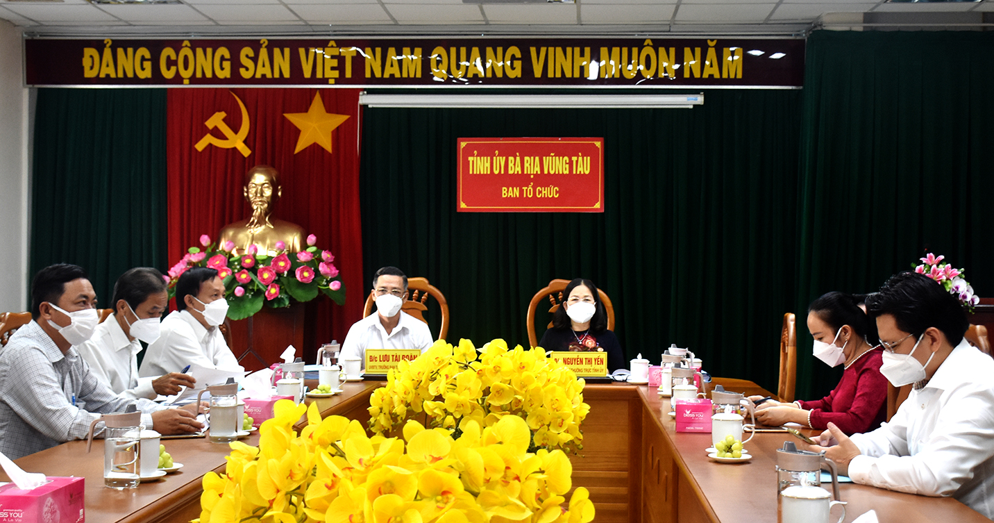 Bà Nguyễn Thị Yến, Phó Bí thư Thường trực Tỉnh ủy, Trưởng Đoàn ĐBQH tỉnh;  ông Lưu Tài Đoàn, Ủy viên Ban Thường vụ, Trưởng Ban Tổ chức Tỉnh ủy dự hội nghị tại điểm cầu Ban Tổ chức Tỉnh ủy BR-VT.