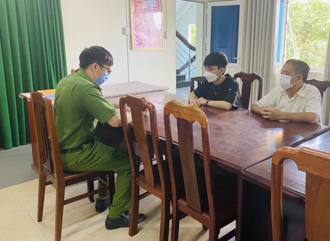 Công an TP. Vũng Tàu lấy lời khai đối tượng Thịnh trước sự chứng kiến của người thân trong gia đình.