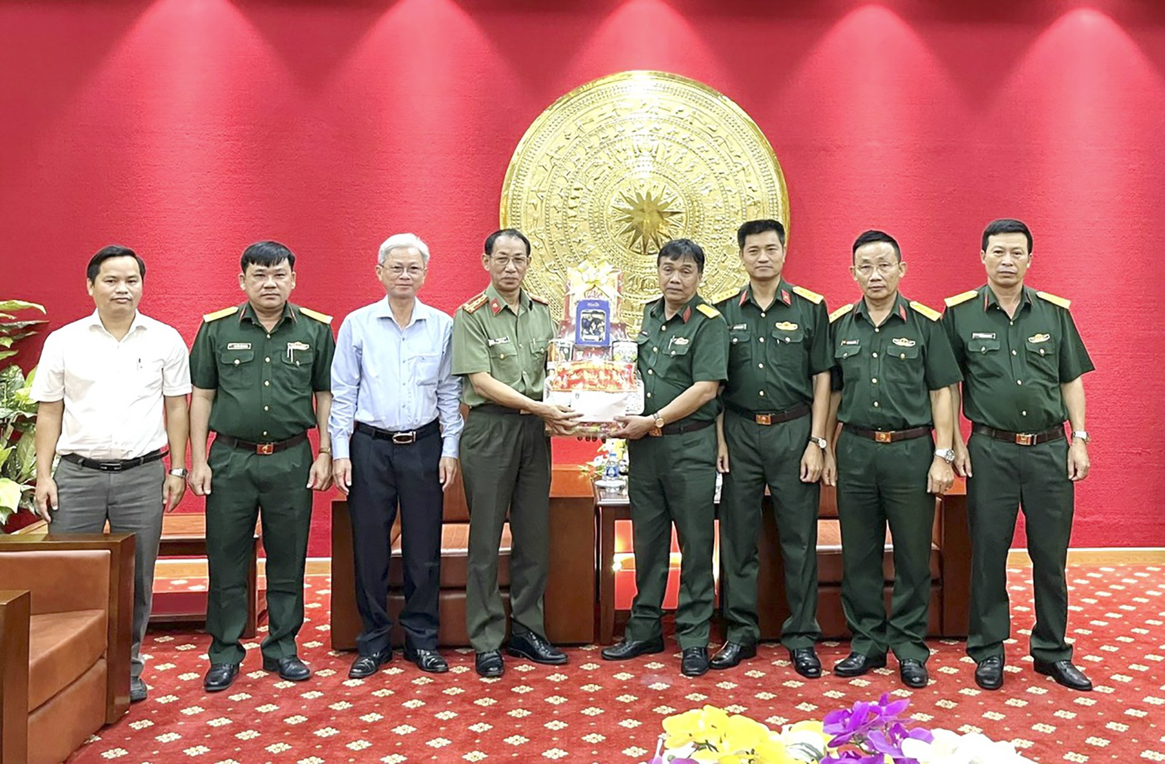 Đại tá Bùi Văn Thảo, Giám đốc Công an tỉnh chúc Tết cán bộ, chiến sĩ Tổng cục 2 Bộ Quốc phòng.