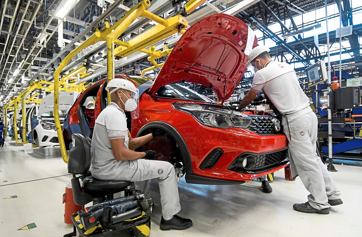 Công nhân lắp ráp ô tô tại một nhà máy của hãng Fiat-Chrysler.