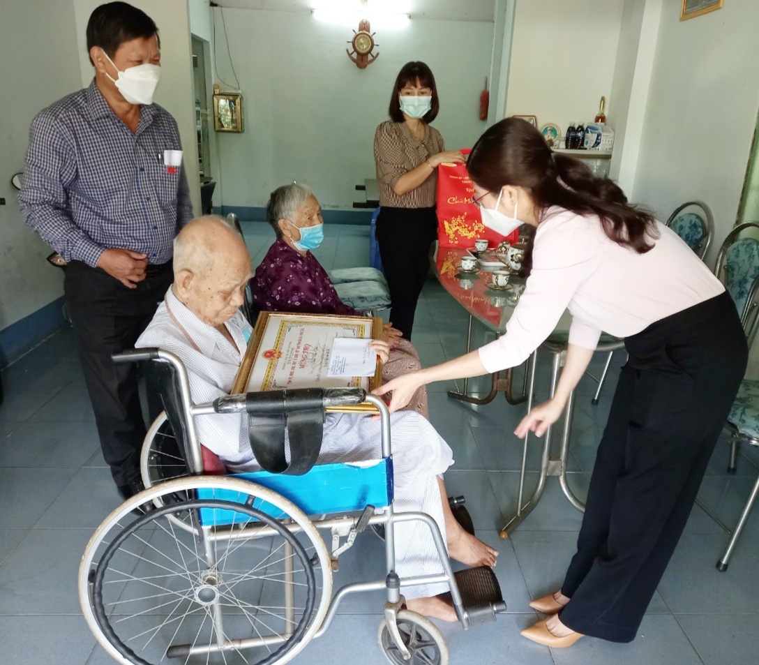 Đoàn do bà Lê Thị Thủy, Phó Bí thư Thường trực Thành ủy Bà Rịa làm Trưởng Đoàn đến thăm, tặng quà, chúc Tết gia đình chính sách trên địa bàn ấp Đông, xã Hòa Long.