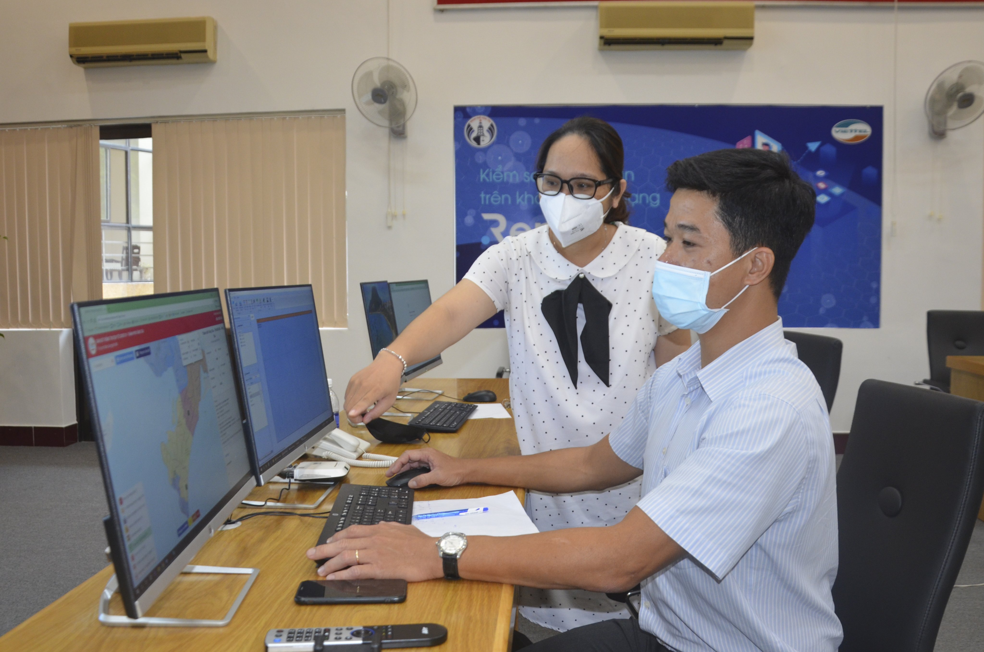 Nhân viên Trung tâm Điều hành đô thị thông minh TP. Vũng Tàu tiếp nhận, xử lý phản ánh của người dân của hệ thống máy tính.