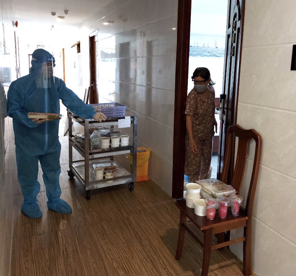 Nhân viên khách sạn Cao Su phục vụ suất ăn tại phòng cho khách cách ly y tế tự nguyện.