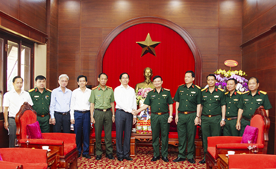 Ông Phạm Viết Thanh, Ủy viên Trung ương Đảng, Bí thư Tỉnh ủy, Chủ tịch HĐND tỉnh chúc Tết cán bộ, chiến sĩ Bộ Tư lệnh Quân khu 7.