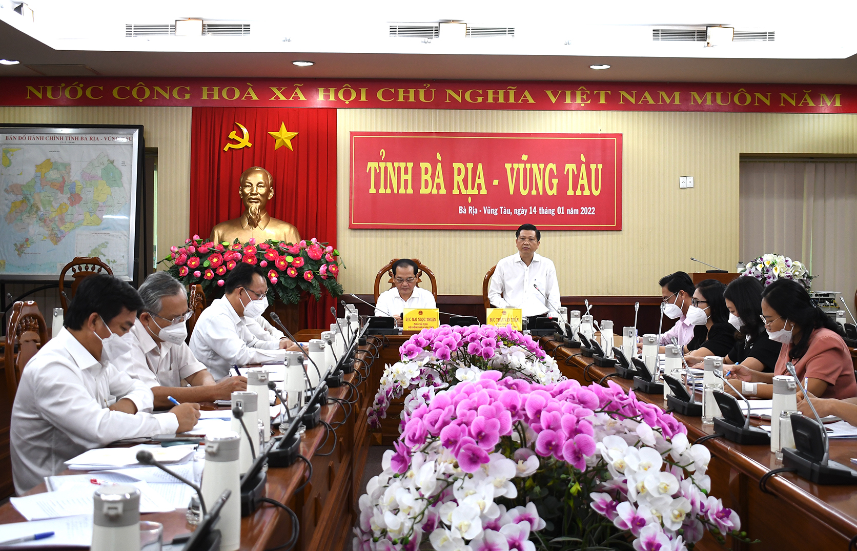 Ông Mai Ngọc Thuận, Phó Chủ tịch HĐND tỉnh và ông Trần Văn Tuấn, Phó Chủ tịch UBND tỉnh chủ trì cuộc họp.