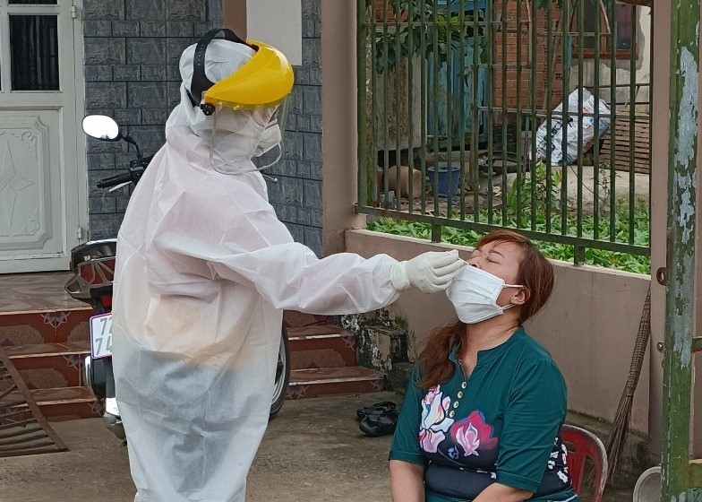 Nhân viên y tế lấy mẫu xét nghiệm COVID-19 cho F1 cách ly tại nhà, tại xã Phước Tân, huyện Xuyên Mộc. Ảnh: THANH HỒNG