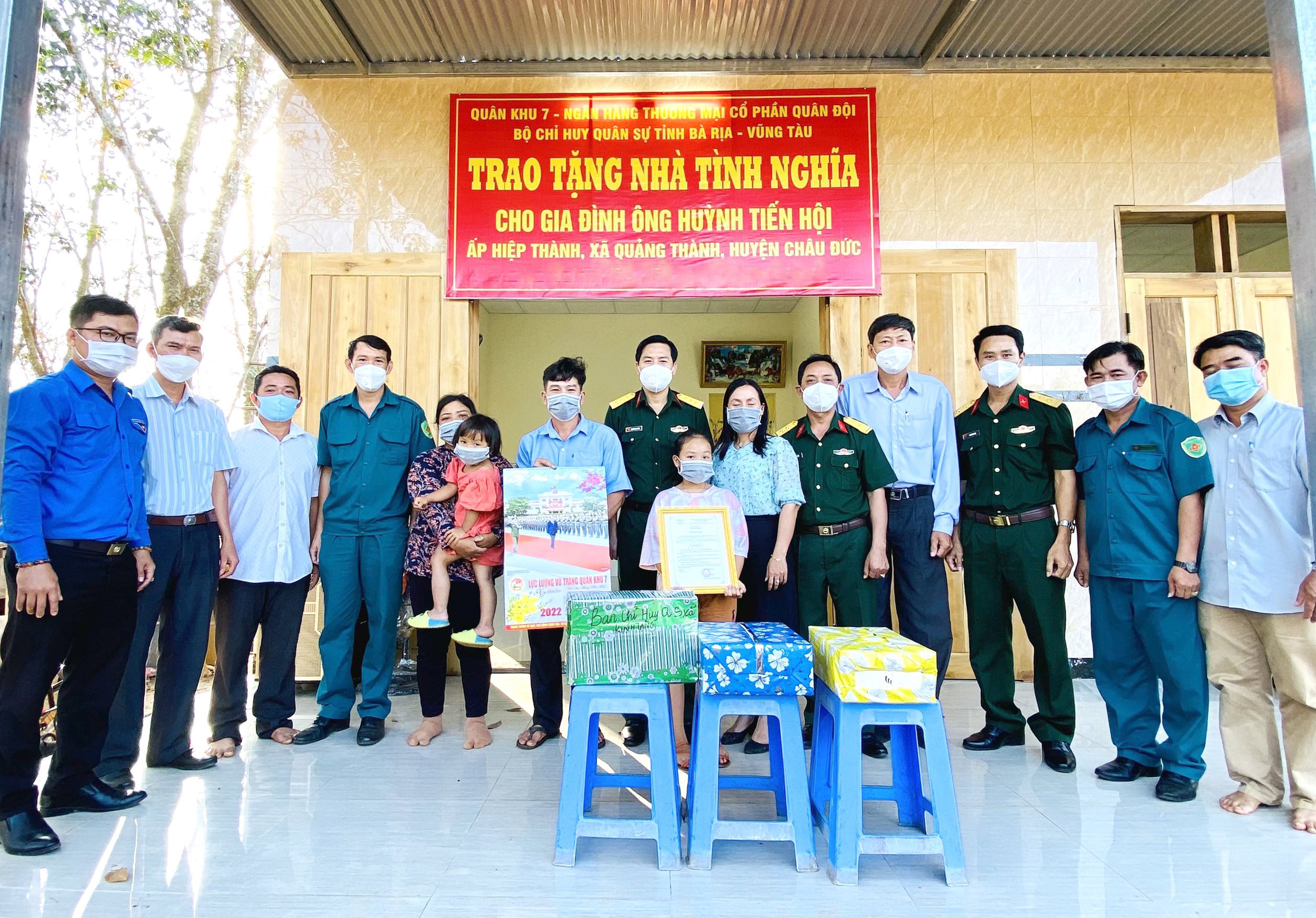 Đại diện Bộ CHQS tỉnh trao Quyết định tặng 