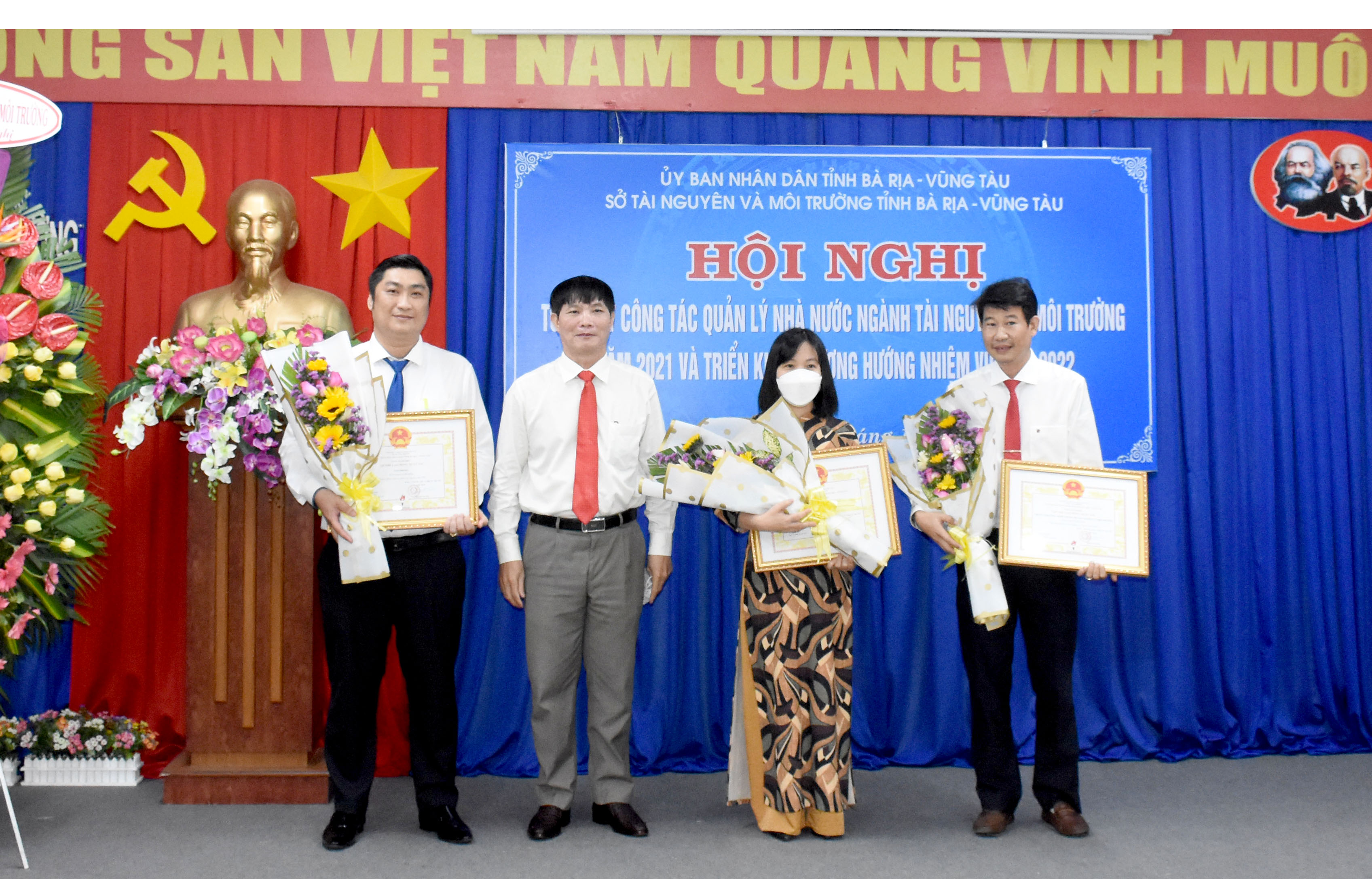 Ông Ngô Văn Giới (thứ 2 từ trái qua), Trưởng Văn phòng đại diện phía Nam Bộ TN-MT trao danh hiệu tập thể lao động xuất sắc cho 3 tập thể của Sở TN-MT.
